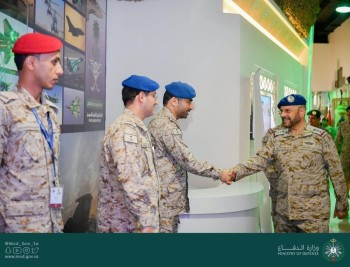 رئيس الأركان يتفقد جناح «الدفاع» بالجنادرية