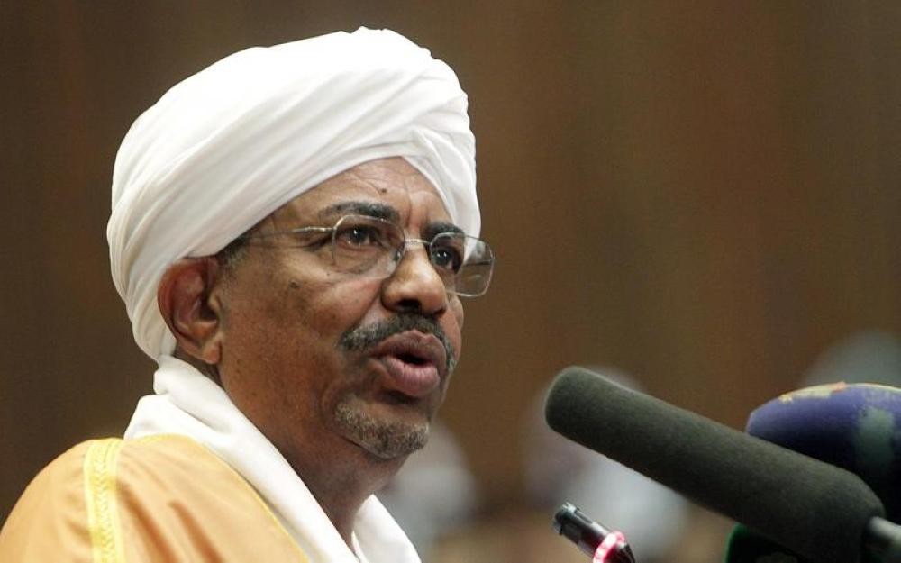 «البشير» يصدر أول قرار لتهدئة الاحتجاجات