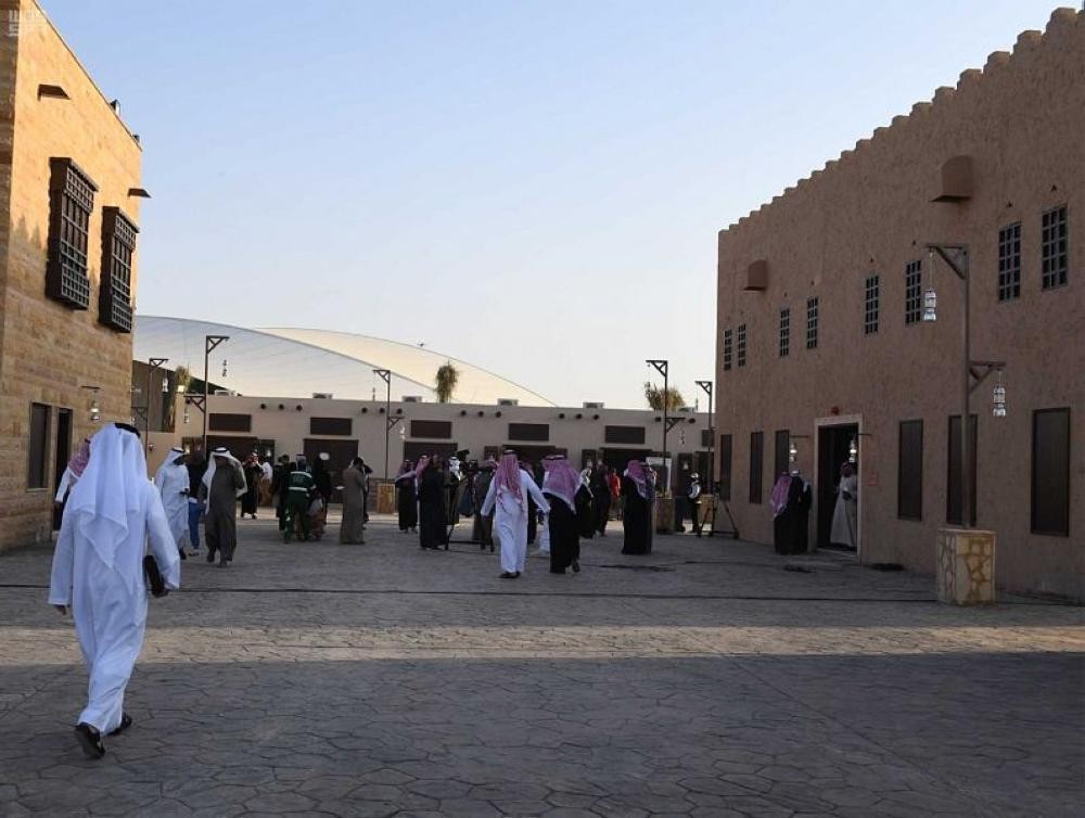 الجنادرية تستقبل آلاف الزوار في يومها الثاني