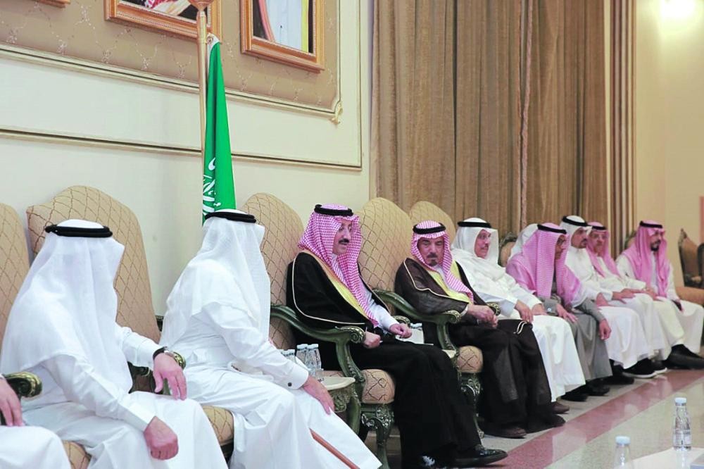 الأمير بدر بن جلوي يعزي أسرة الملحم