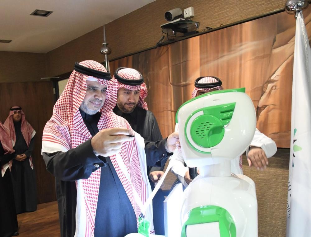 الروبوت «تقني» يتسلم بطاقة أول موظف آلي