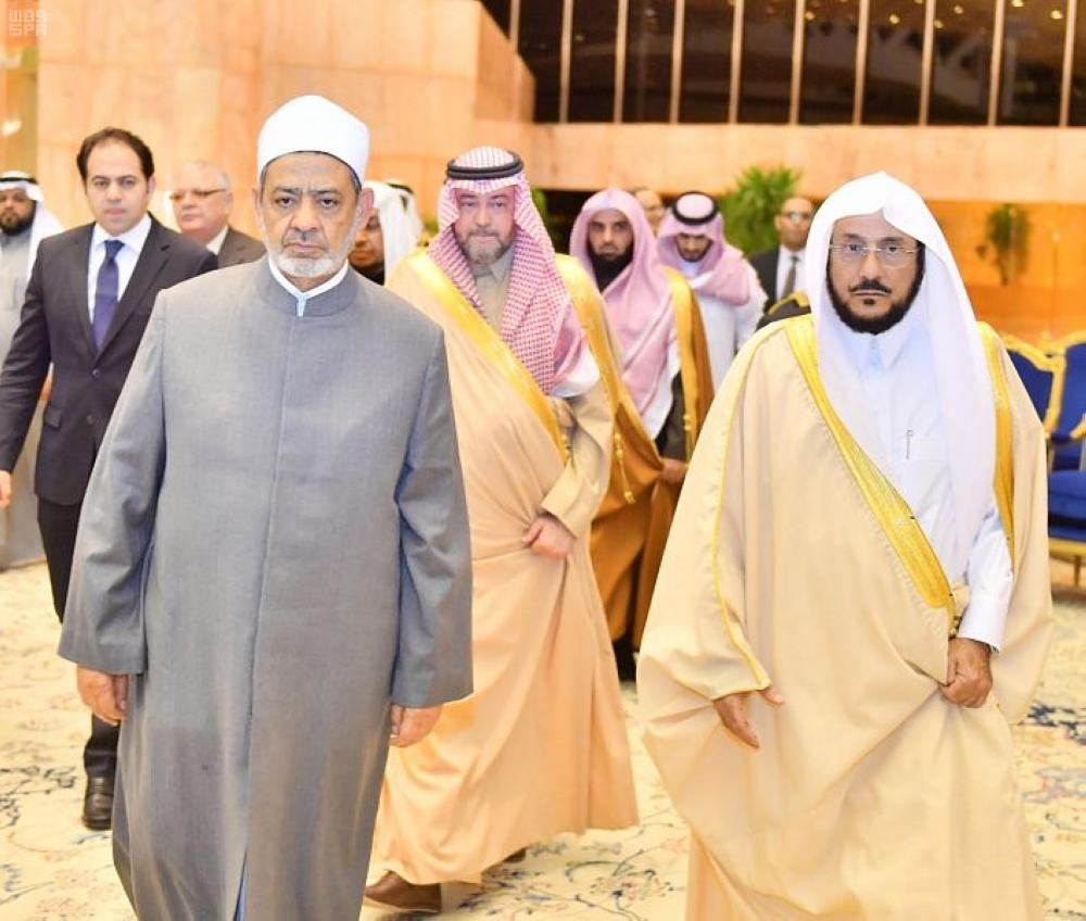 شيخ الأزهر ينوه بجهود القيادة في خدمة الإسلام