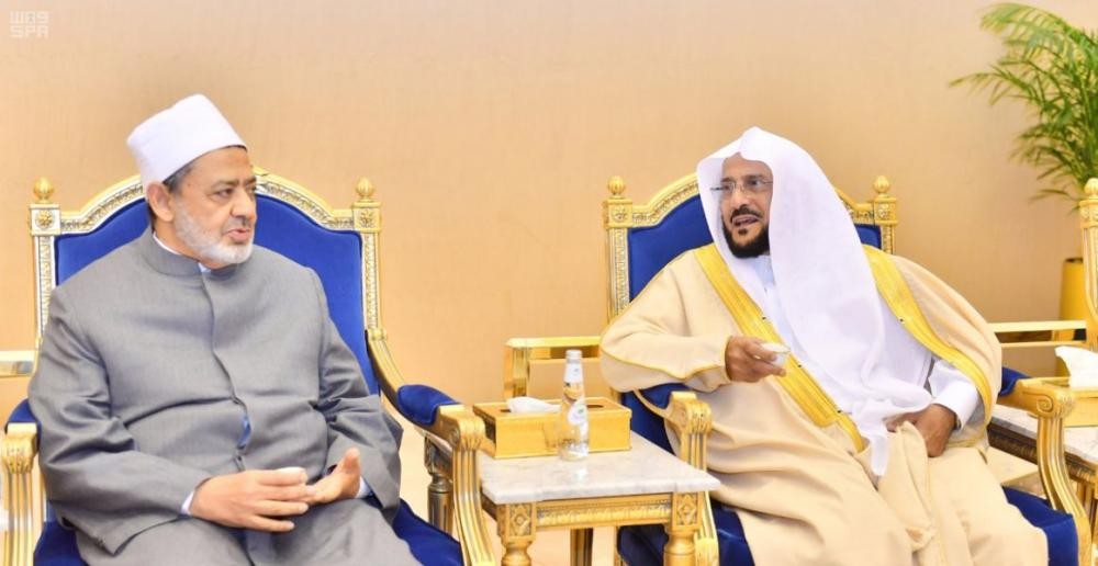 شيخ الأزهر ينوه بجهود القيادة في خدمة الإسلام