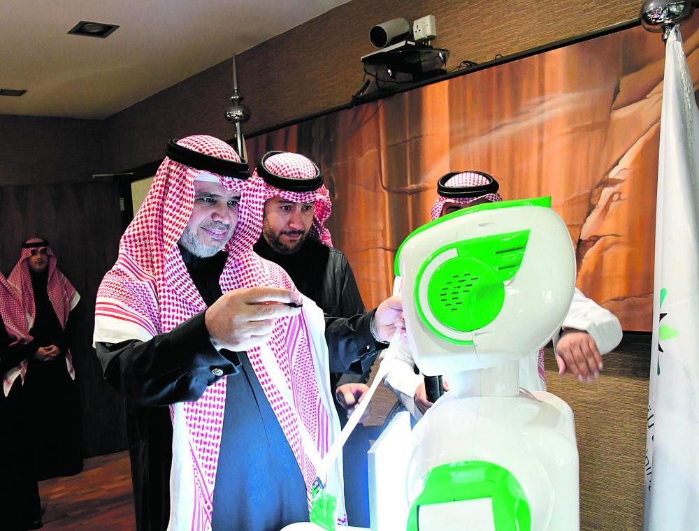 المملكة تسلم الروبوت «تقني» بطاقة أول موظف آلي