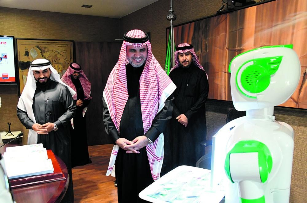 المملكة تسلم الروبوت «تقني» بطاقة أول موظف آلي