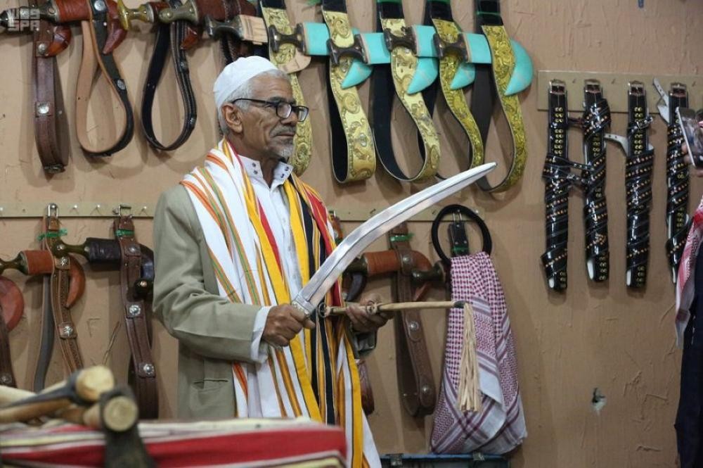 بالصور.. الحرف اليدوية تراث يفتخر به الأبناء