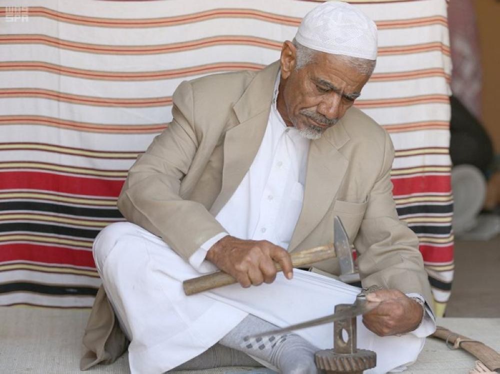 بالصور.. الحرف اليدوية تراث يفتخر به الأبناء
