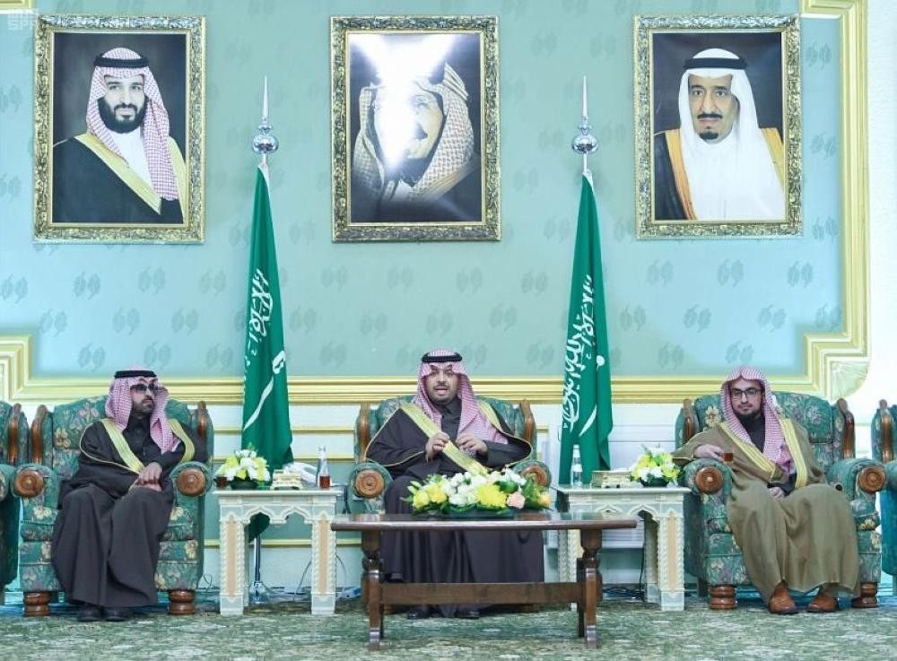 أمير الحدود الشمالية يستقبل المواطنين