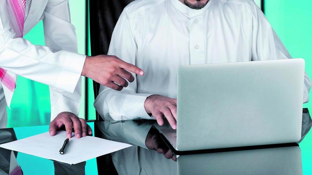 تمكين السعوديين يتطلب تفكيك احتكار «الوافدة» للعديد من القطاعات