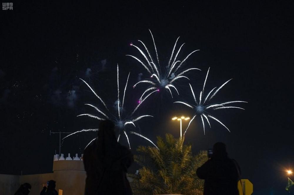بالصور.. سماء الجنادرية تتزين بالألعاب النارية