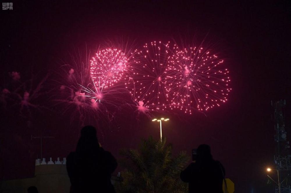 بالصور.. سماء الجنادرية تتزين بالألعاب النارية
