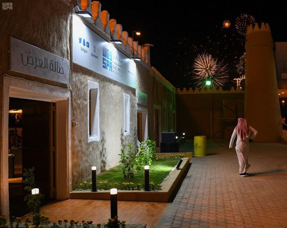 بالصور.. سماء الجنادرية تتزين بالألعاب النارية