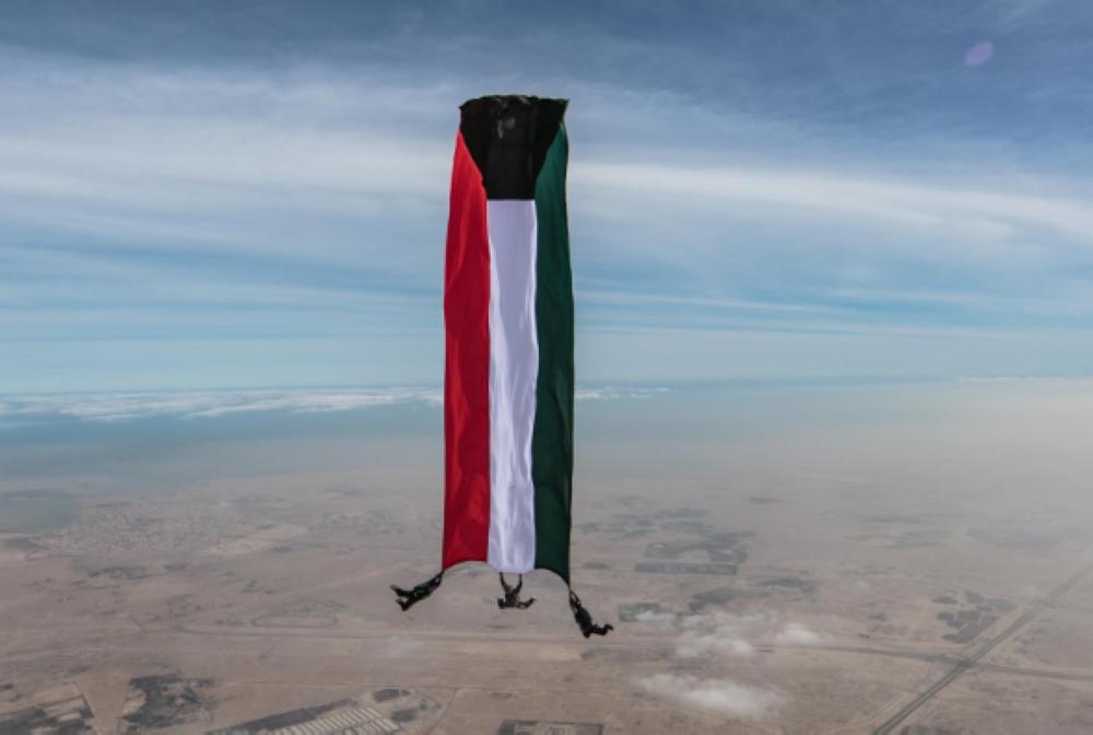 ضباط كويتيون يدخلون «غينيس» بالقفز 