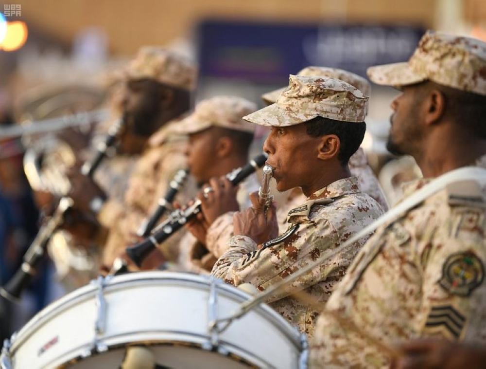 بالصور.. زوار الجنادرية يتفاعلون مع «المارشات»
