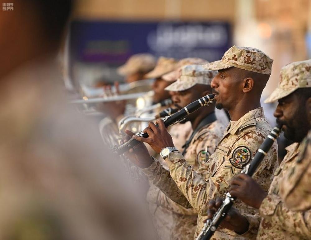 بالصور.. زوار الجنادرية يتفاعلون مع «المارشات»