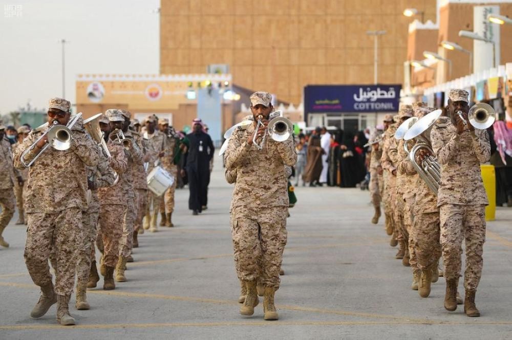 بالصور.. زوار الجنادرية يتفاعلون مع «المارشات»