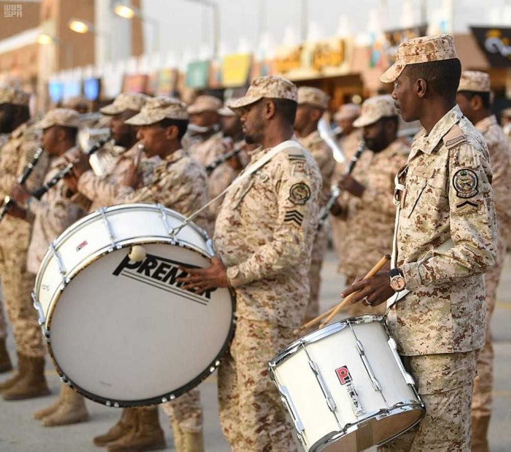 بالصور.. زوار الجنادرية يتفاعلون مع «المارشات»