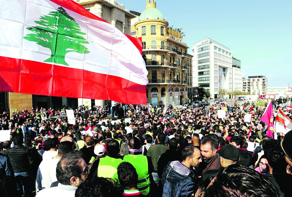 لبنانيون يتظاهرون ضد التردي الإقتصادي والأزمة السياسية (رويترز)