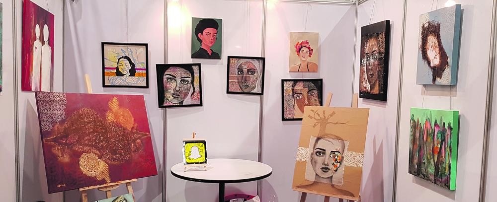 «لمحات أنثى» بريشة التشكيلية العريني