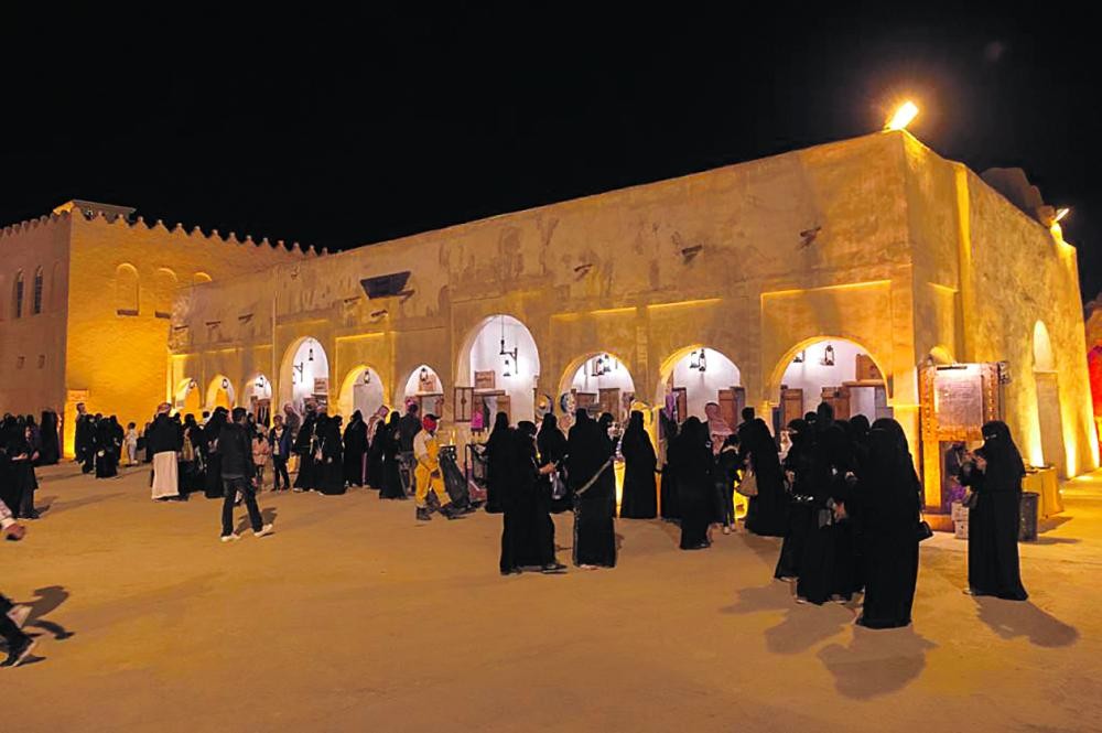 «دكاكين» سوق القيصرية تجذب زوار «بيت الخير»
