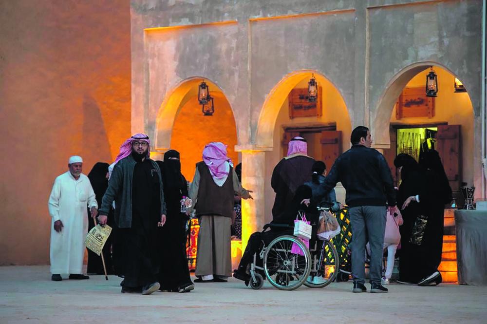 «دكاكين» سوق القيصرية تجذب زوار «بيت الخير»