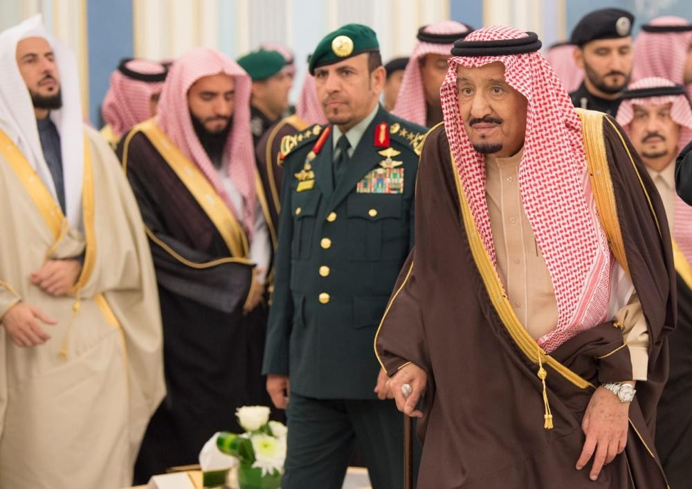 خادم الحرمين يستقبل الأمراء والمفتي وجمعاً من المواطنين