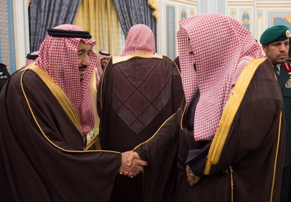 خادم الحرمين يستقبل الأمراء والمفتي وجمعاً من المواطنين