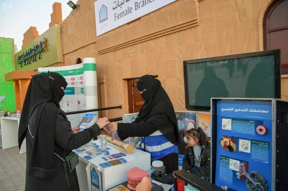 طالبات جامعة الإمام يقمن مبادرة حول صحة المرأة