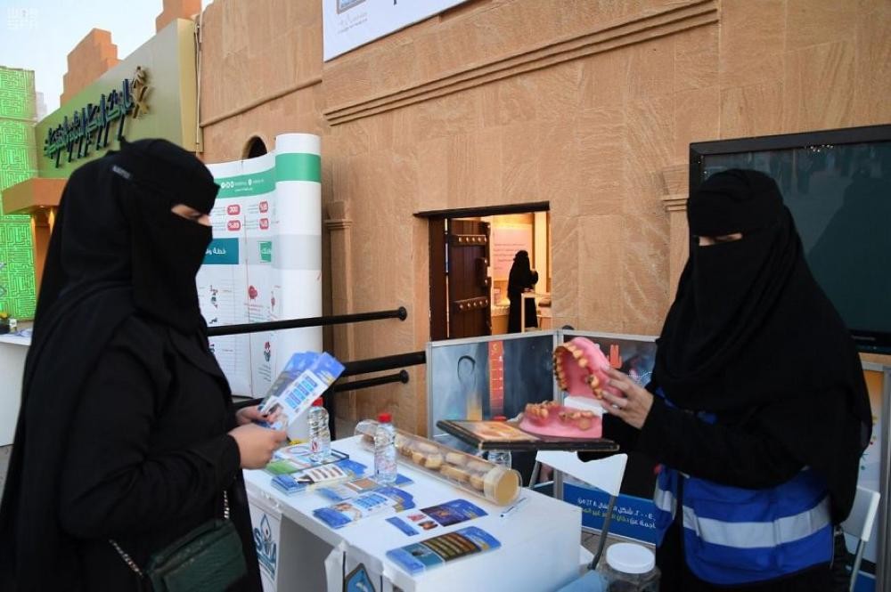 طالبات جامعة الإمام يقمن مبادرة حول صحة المرأة