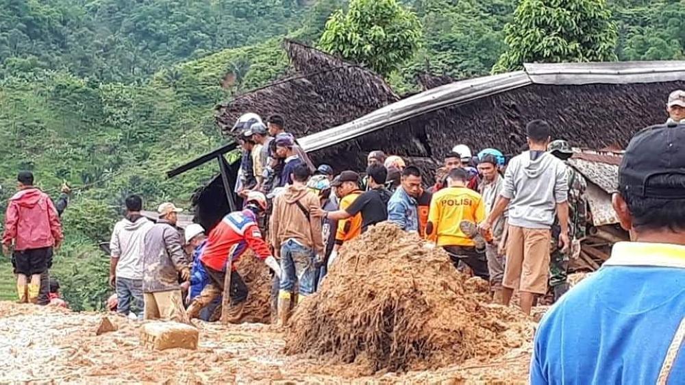 قتيلان في انهيارات أرضية بإندونيسيا