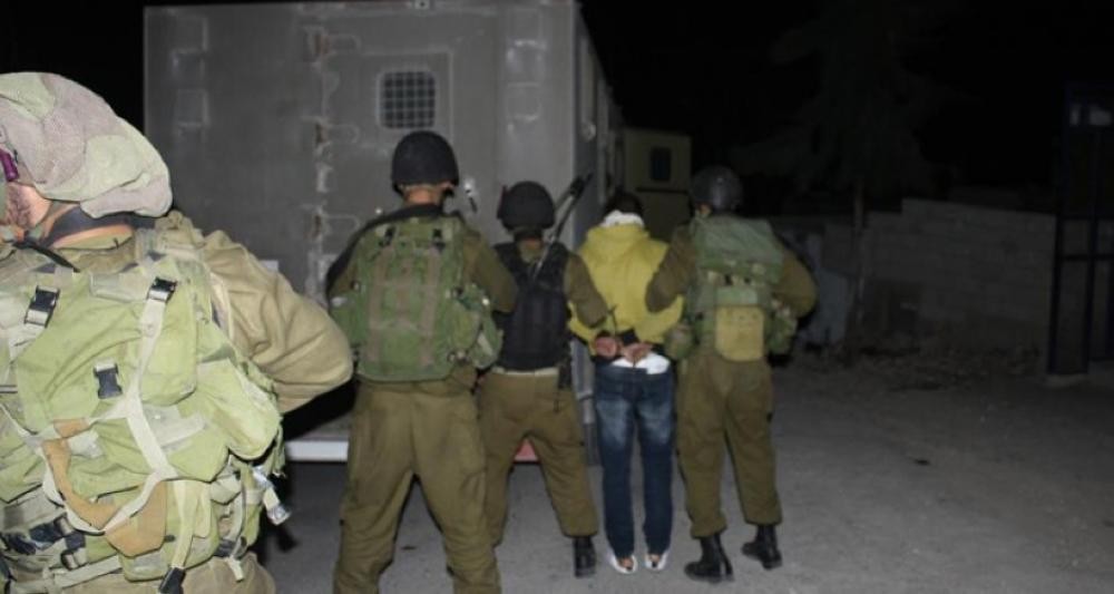 قوات الاحتلال تعتقل 3 فلسطينيين من الخليل