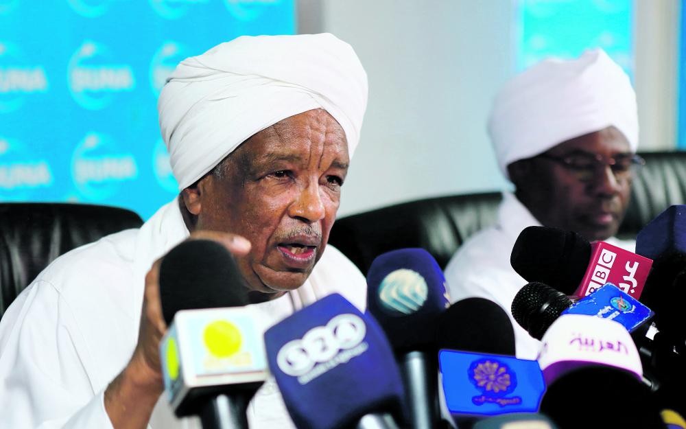 «المهنيين السودانيين» يدعو لحكومة «انتقالية»