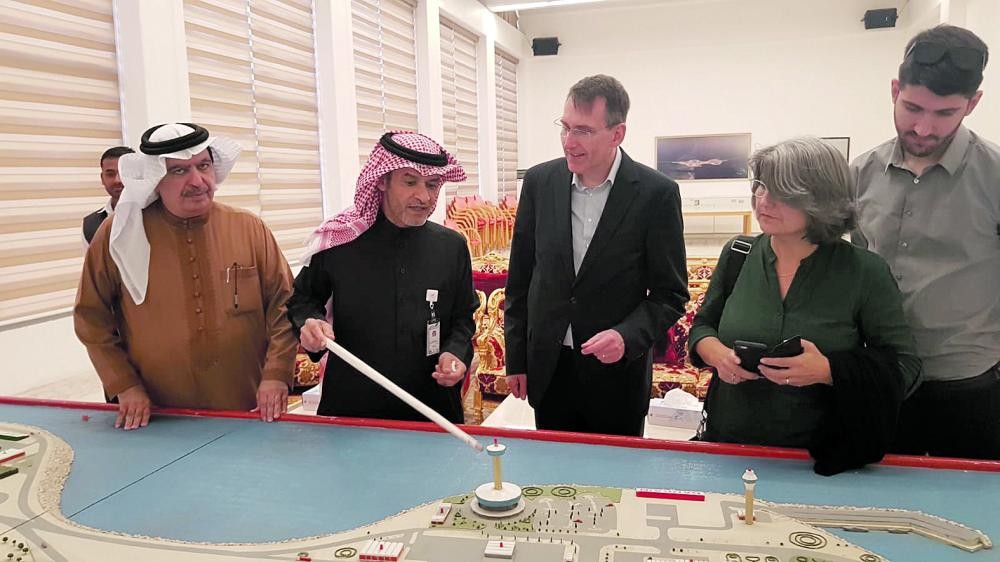 السفير الألماني بالبحرين يزور جسر الملك فهد