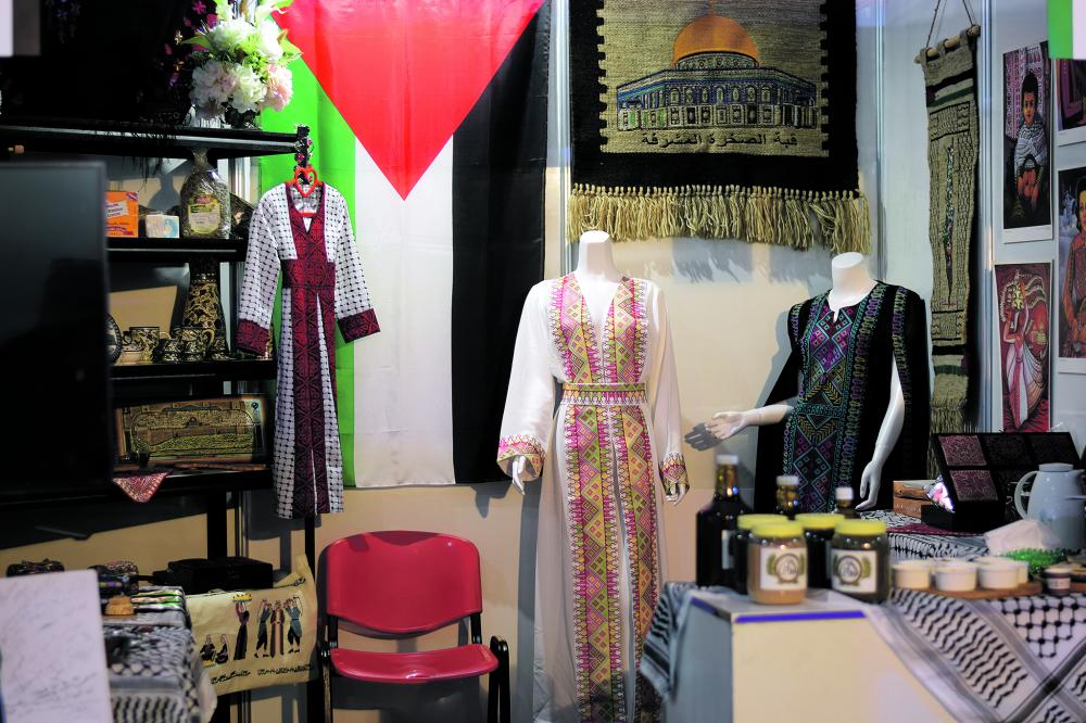 «تراث الشعوب» يستقطب اهتمام الزوار