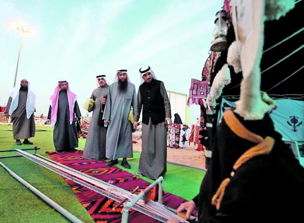 وفد كويتي يطلع على بيت البادية في «الغضا»