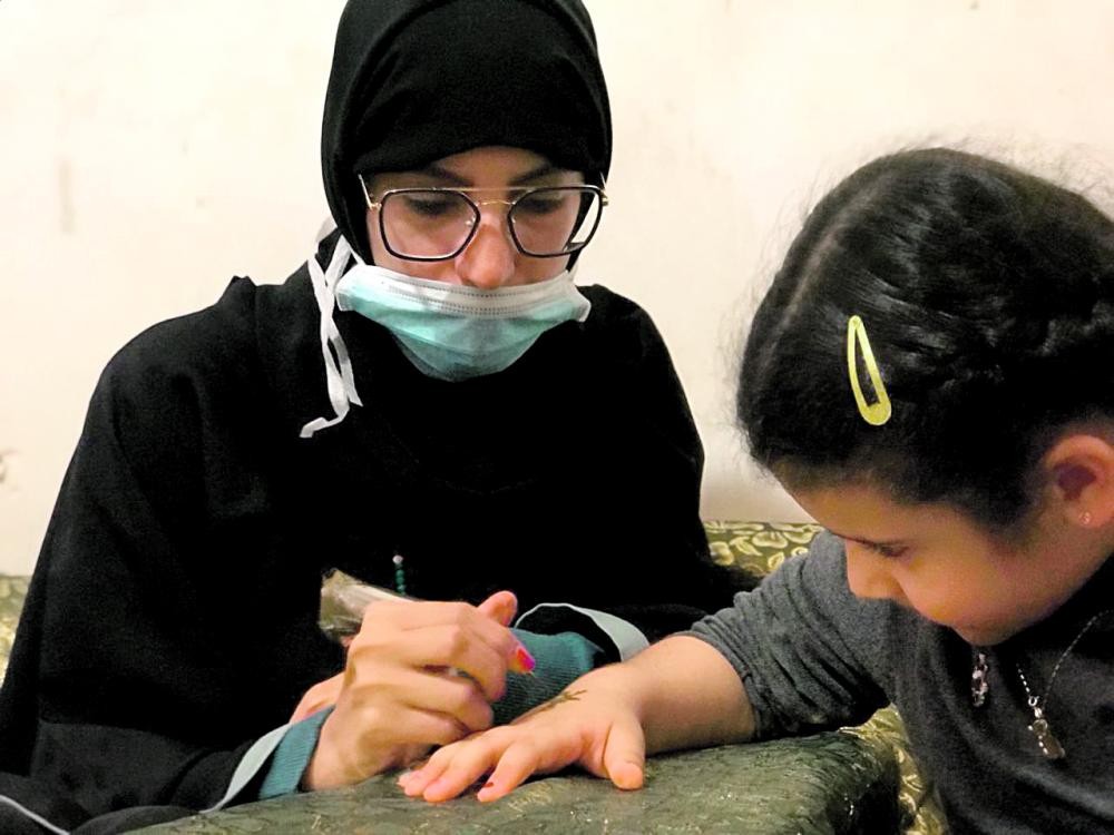 نقش الحناء يستقطب زائرات بيت الشرقية