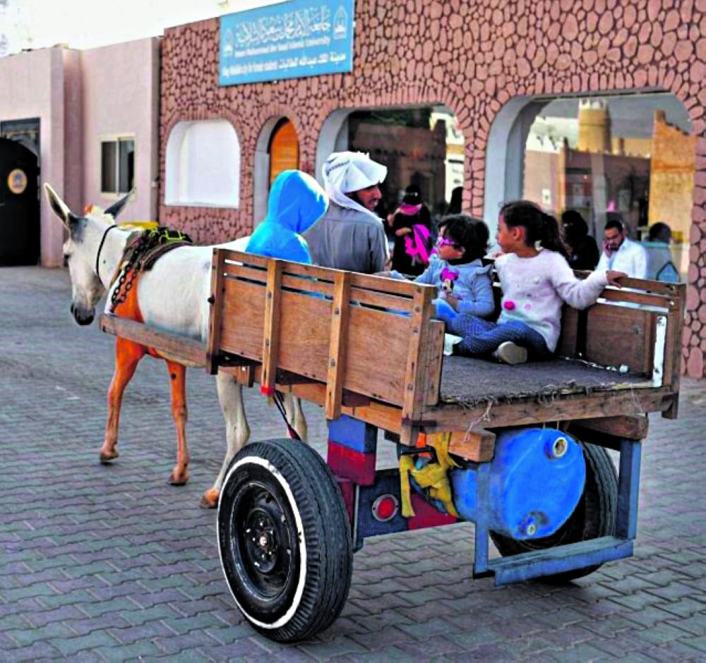«عربة القاري» تجذب زوار السوق الشعبي