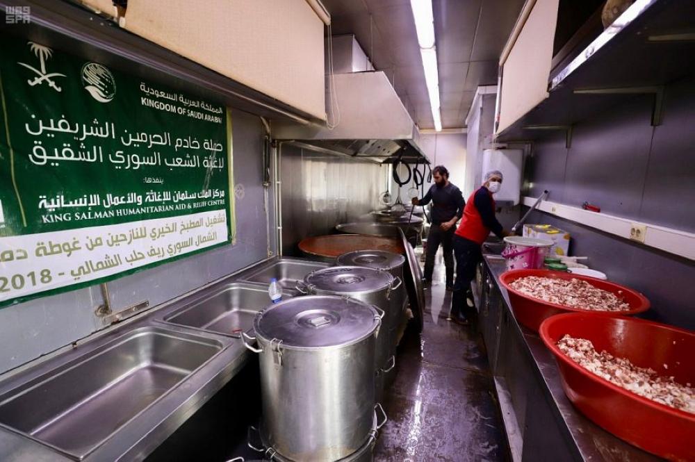 مركز الملك سلمان يوزع الوجبات الساخنة فى حلب