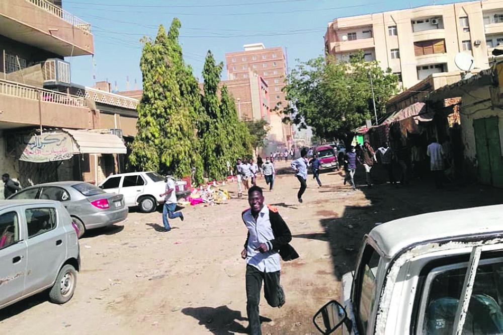«المهنيين السودانيين» إلى القصر لتنحي الرئيس