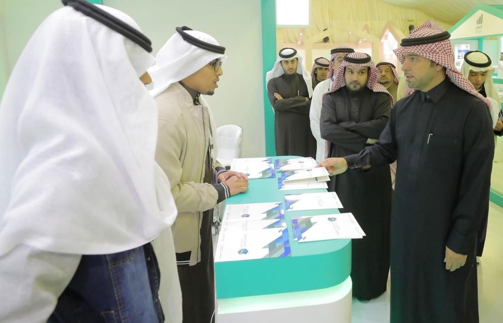 وزير الإسكان يتفقد جناح الوزارة بالجنادرية