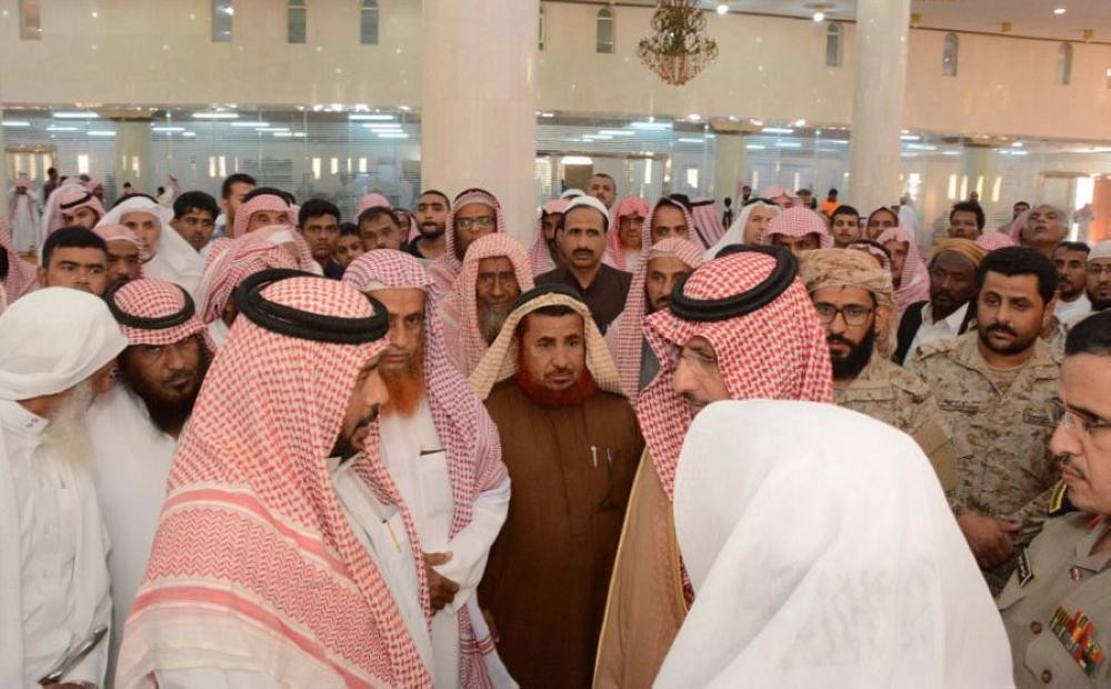 محافظ محايل ينقل تعازي القيادة لذوي الشهيد عسيري