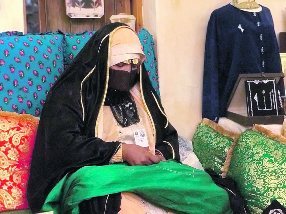 سارة تبدع في التطريز بالأسلاك ببيت الشرقية