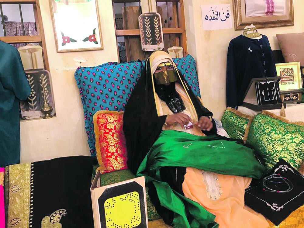 سارة تبدع في التطريز بالأسلاك ببيت الشرقية