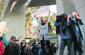 وتيرة انهيار الاقتصاد الإيراني تفوق فنزويلا