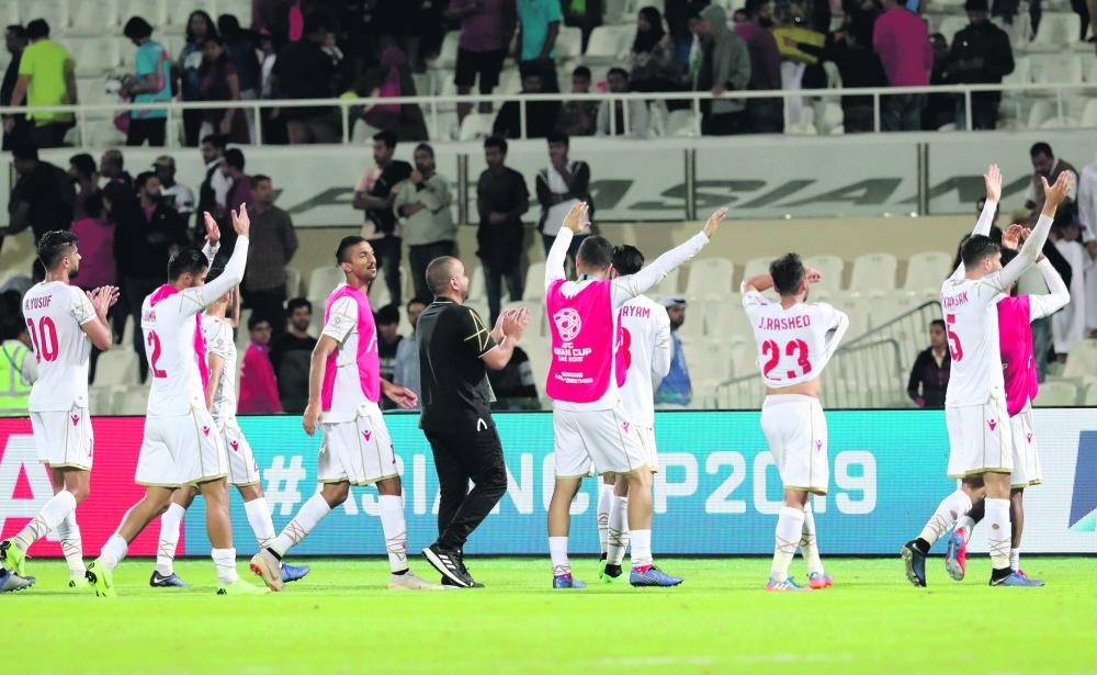 «الأحمر» يرافق «الأبيض» لدور الـ 16