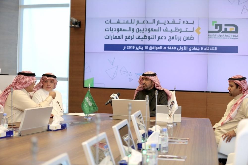 وزير العمل يطلع على برامج'هدف' في الرياض