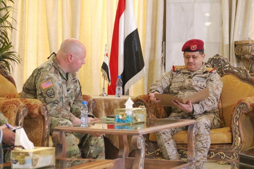 وزير الدفاع اليمني يبحث مع أمريكا مكافحة الإرهاب