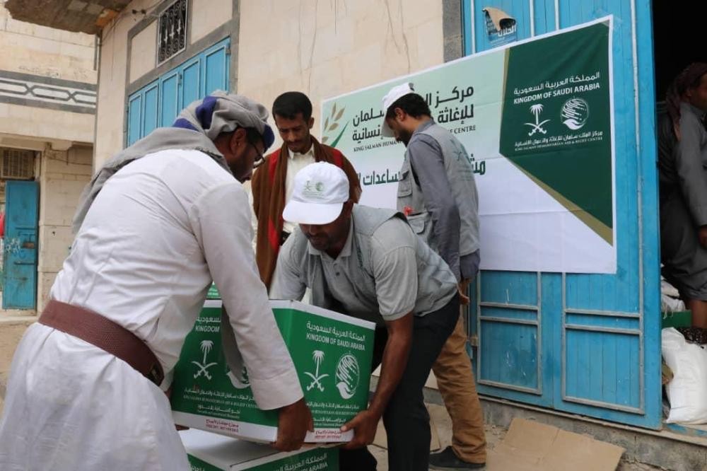 مركز الملك سلمان يوزع سلال غذائية في صنعاء