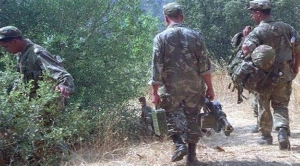 الجيش الجزائري يدمر مخابئ للإرهابيين