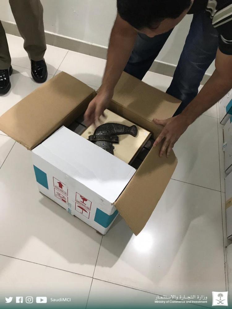 ضبط 1430 منتج عطري مغشوش بالخبر